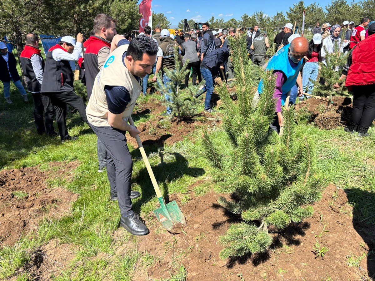 Fidanlar ağaca, ağaçlar ormana dönüşür...

Ağrı Valiliği’nin düzenlediği fidan dikim etkinliğine Beşir Derneği olarak katıldık. Daha yeşil bir Türkiye için el ele verdik!

Beşir Derneği’nin çevre ve doğa çalışmaları hakkında daha fazla bilgi almak için:
besir.org.tr/gelecege-nefes…