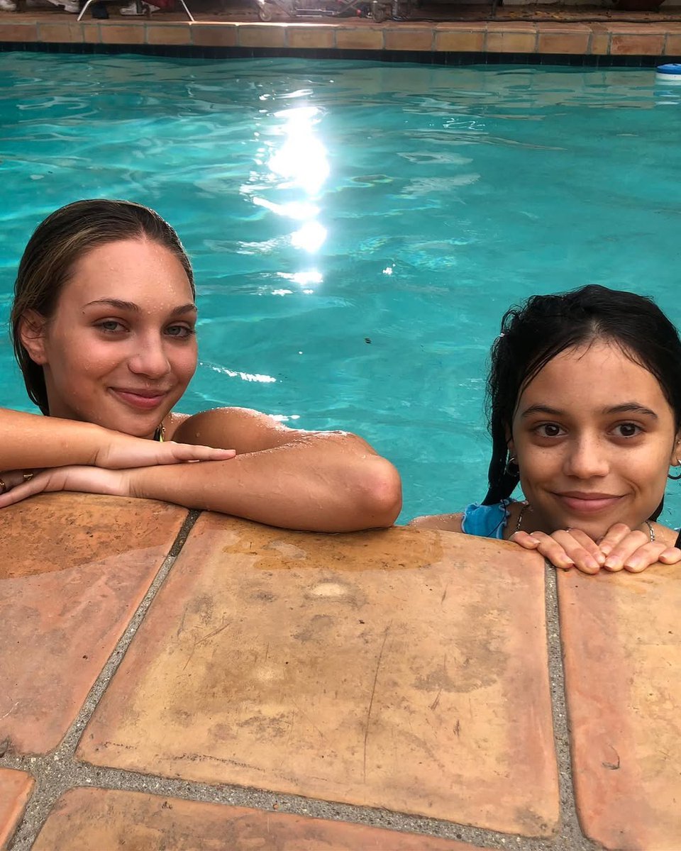 폴아웃(2021, 메건 파크) 촬영장 사진 1/2 제나 오르테가 완조니 똑순이~ 연기 너무 잘해요~Translate post