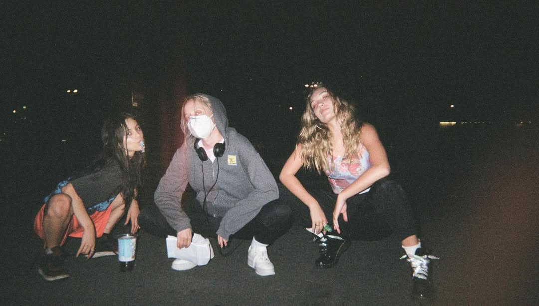 폴아웃(2021, 메건 파크) 촬영장 사진 1/2 제나 오르테가 완조니 똑순이~ 연기 너무 잘해요~Translate post