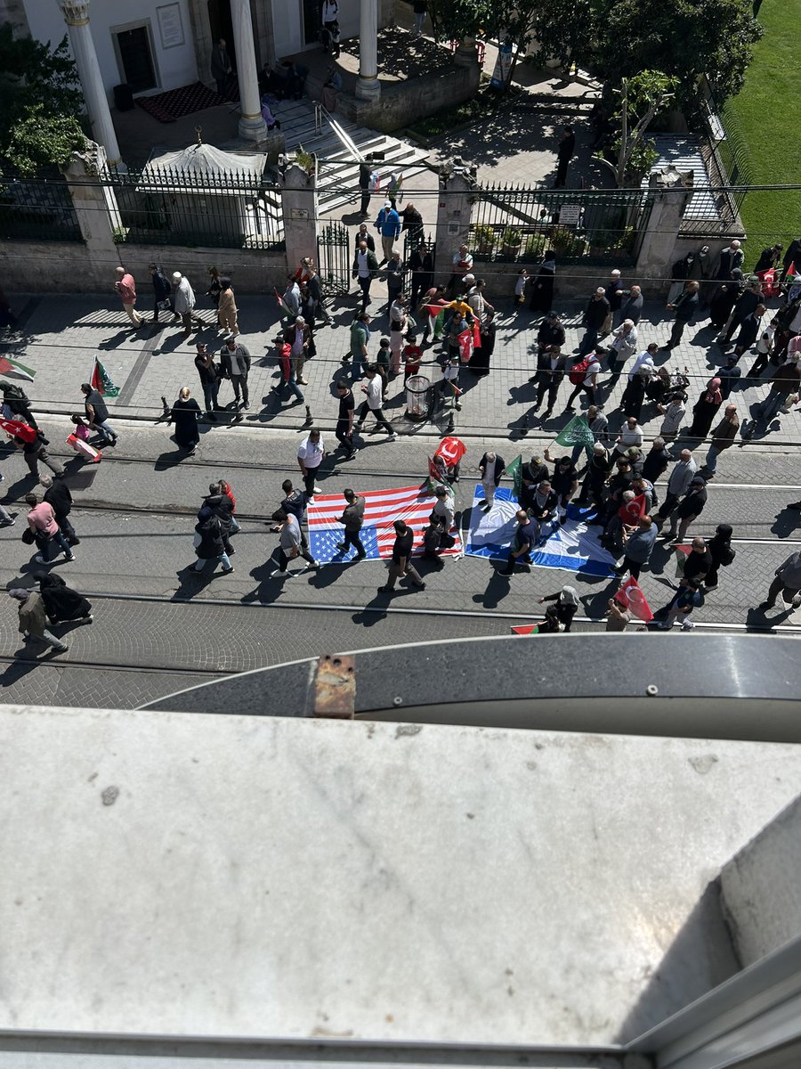 ya mantıklı mı kanka bu, allah aşkına şu hareket ne Sultanahmet meydanda bir de   #FilistinDireniyor