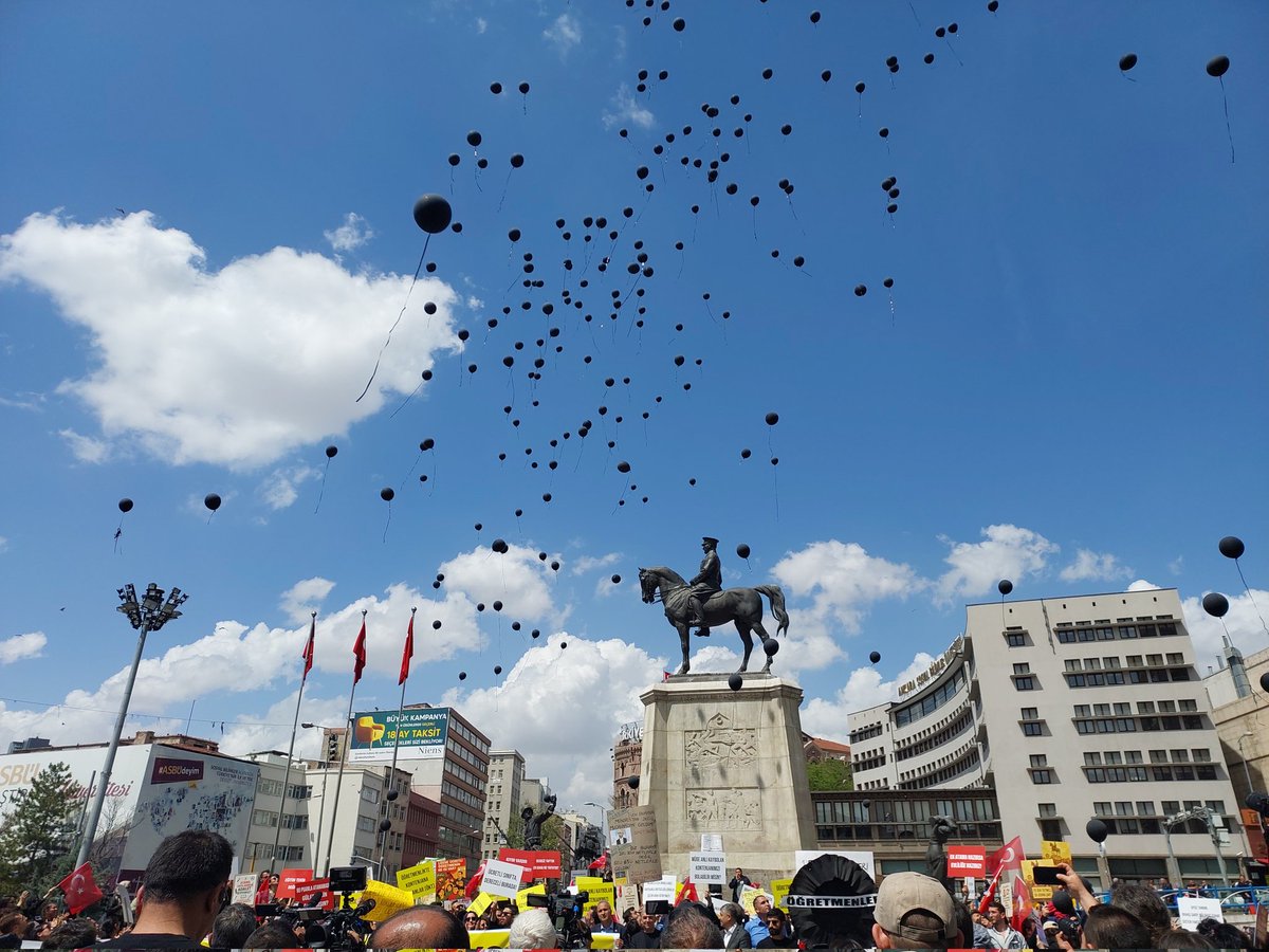 📍Ulus

Bugün, 15 bin atama sayısı ve adaletsiz branş dağılımı ile mağdur edilen ve ek atama talep eden öğretmenlerimizin yanında, Ulus'tayım.

❗️Öğretmen atamalarında 15 bin sayısını,
❗️Branş adaletsizliğini,
❗️Ücretli öğretmenliği,
❗️Mülakatı,
❗️Milli Eğitim Akademisi'ni
