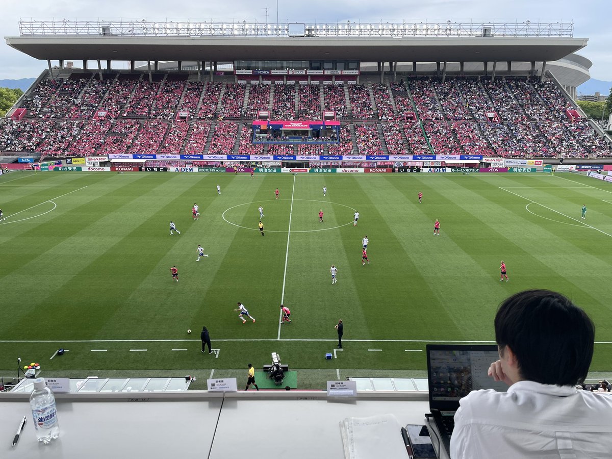 Een heerlijke voetbalmiddag in mijn Japanse stad #Osaka, waar ik #Cerezo - #Marinos (1-1) bezocht… In het park bij het stadion picknickten jonge gezinnen, werd een markt gehouden, liepen fans van beide clubs gemoedelijk kriskras door elkaar en was nergens een afvalberg te zien.