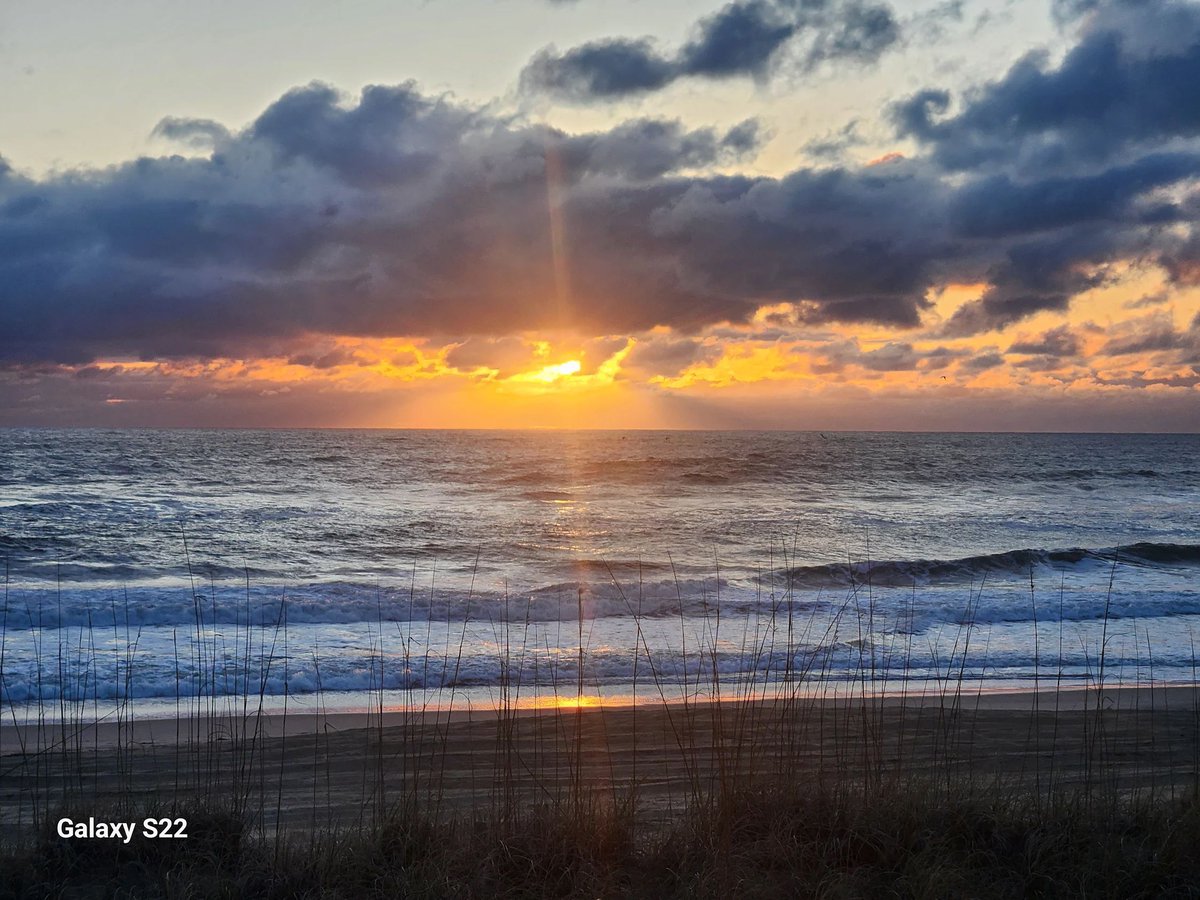 outerbanks's tweet image. There’s something about an Outer Banks sunrise  🌅
John Z. captured that feeling perfectly from Sands2A – Oceanfront Escape, earning him the title of our April Photo Contest winner!  #obx #sunrise #outerbanks
Stay at Sands2A:🔗 bit.ly/4hMylxN