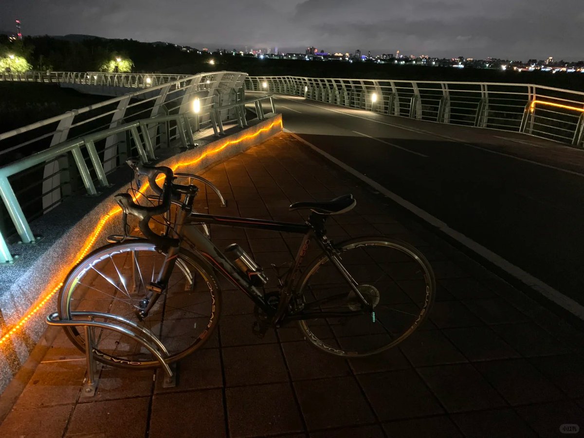 pmmscf's tweet image. 夜の街の明かりの下で、自転車の足を止めません。一台の自転車、一人で、この静かな橋の上で、風のささやきを感じて、心の反響を聞きます。都市の喧騒は遠くできらめいて、ここは自由と静かな帰属地に属します。&quot;