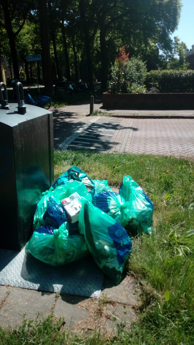 Opbrengst van onze #zwerfvuil -groep zaterdag 10/5: zone rond Wipstrikkerallee.. 😯🚮
Dit keer vonden ook wat te  lezen, de fameuze ' Keukenmeidenroman' van Kathryn Stockett..🤓
Samen rapen is leuker en motiverender dan alleen. Doe jij volgende keer ook mee?