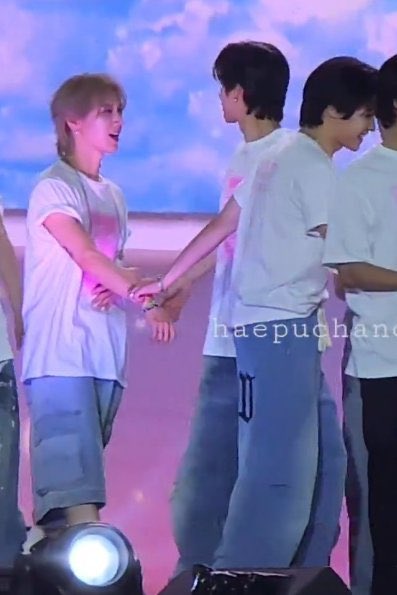 FOR_KUNTEN's tweet photo. KUN found TEN 🤝

#WayVTakesOverMexico
#SMTOWN_LIVE_MEXICOCITY 
#WayVinMexico https://t.co/zCZBZd15rD