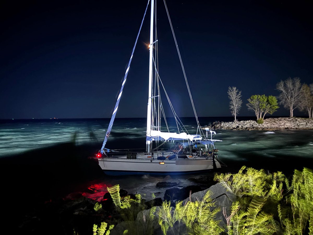 All onboard make it ashore safety after boat runs aground near Sarnia Yacht Club.
theobserver.ca/news/local-new…