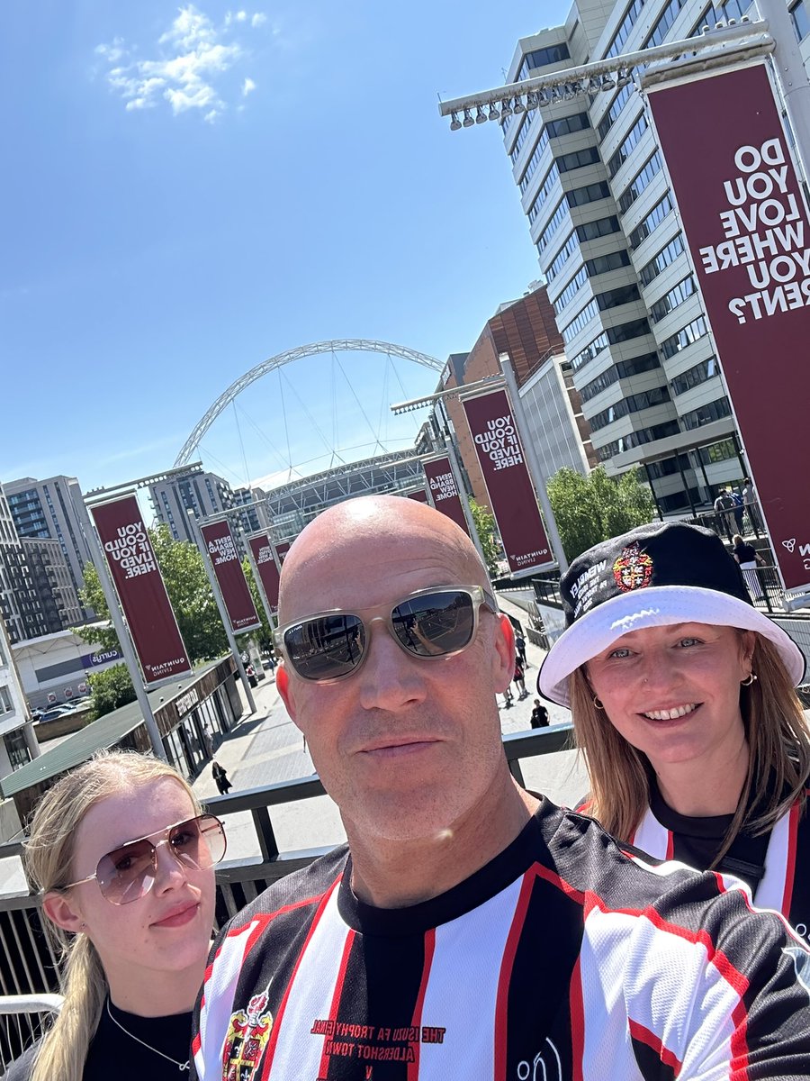 JasonCouse's tweet image. The day has come, time to make History #Spennymoor 🖤🤍