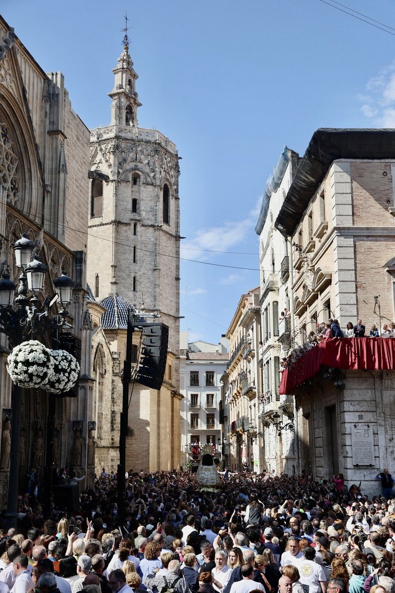 ✨ Així hem viscut el multitudinari trasllat de la Mare de Déu dels Desemparats des de la Basílica a la Catedral.

❤️💛💙 Milers de valencians i valencianes han omplit la Plaça de la Mare de Déu per a poder viure este moment tan especial i arrelat dedicat a la nostra Patrona.
