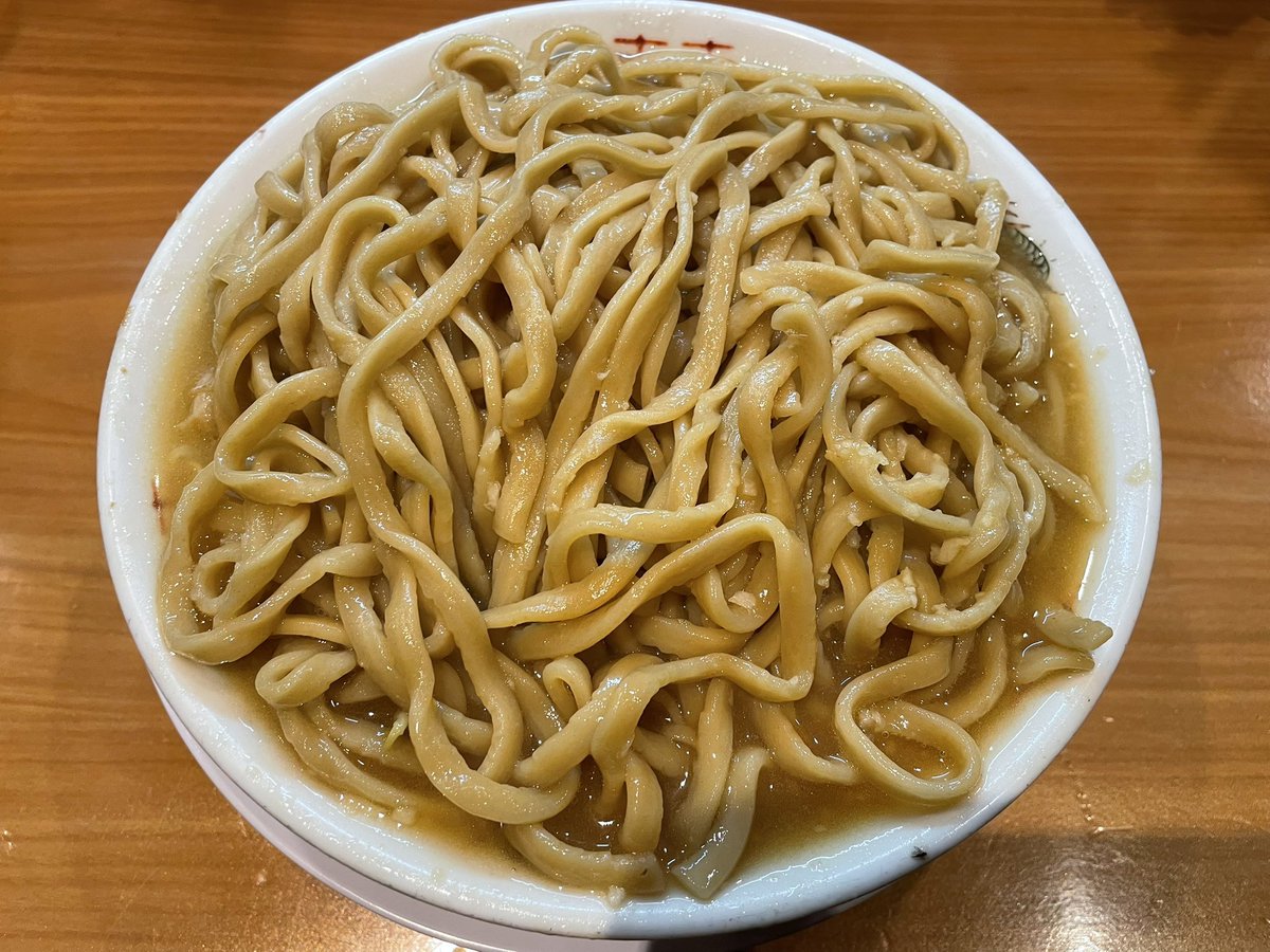 makay0809's tweet image. 私的に怒涛の日々だった舞台ハンターの稽古、最終日でした。G.I編の仲間たち最高!今晩も、無事に初日を迎えられる様に準備〜その前に、麺処ほん田で力をつける!ヤサイニンニクアブラを、マシマシちょいマシで。天地返しの瞬間にわかる麺の良さ、モチワシ🎵