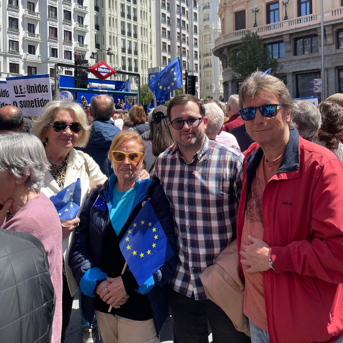 PSOECL's tweet photo. ✊🏽Esta mañana, hemos estado presentes en #Callao defendiendo la Europa que soñamos: una Europa de derechos, paz y esperanza.

📢¡Frente a los enemigos de la democracia y la convivencia, #MásEuropa🇪🇺!

#IzquierdaValiente🌹 #EuropaNuestraCasa🇪🇺 https://t.co/uZTzADpPER