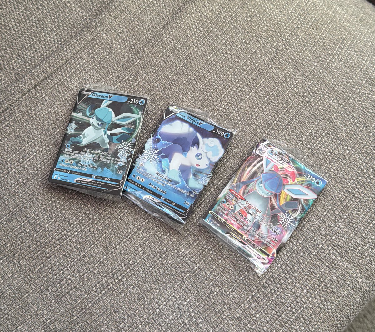 fendoggg's tweet photo. @PokemonStockUK @pokemondealsuk Such a random fine, they said they found just that one in the back of the stockroom.. ripped it all😭 2 Paldea Evolved, 1 SV base and 2 fusion strike but no hits sadly… some cool promos though especially that vmax glaceon https://t.co/eIqiiqQcCg