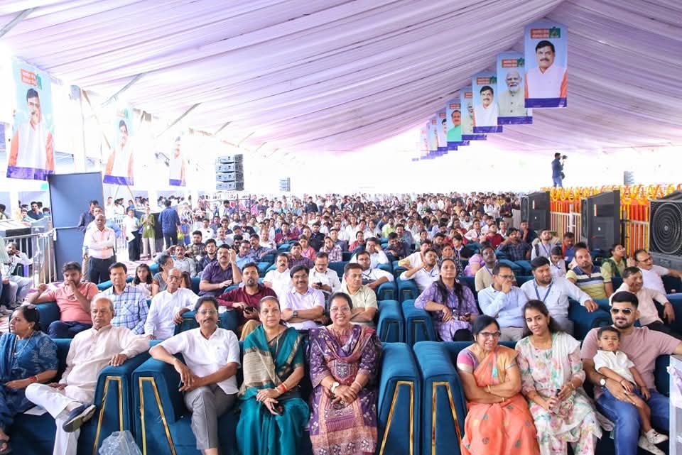 SwachhIndore's tweet image. इस अवसर पर माननीय मुख्यमंत्री जी द्वारा युवाओं को कौशल विकास से जोड़ने हेतु कौशल विकास कार्यक्रमों की सारगर्भित जानकारी प्रदान करने के साथ ही रोज़गार मेले में सफल प्रतिभागियों को नियुक्ति पत्र भी प्रदान किए गए।
#IndoreRahegaNo1 
#indoredevelopment 
#महापौर_मेगा_रोजगार_मेला