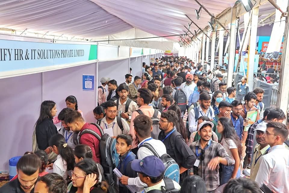 SwachhIndore's tweet image. इस अवसर पर माननीय मुख्यमंत्री जी द्वारा युवाओं को कौशल विकास से जोड़ने हेतु कौशल विकास कार्यक्रमों की सारगर्भित जानकारी प्रदान करने के साथ ही रोज़गार मेले में सफल प्रतिभागियों को नियुक्ति पत्र भी प्रदान किए गए।
#IndoreRahegaNo1 
#indoredevelopment 
#महापौर_मेगा_रोजगार_मेला