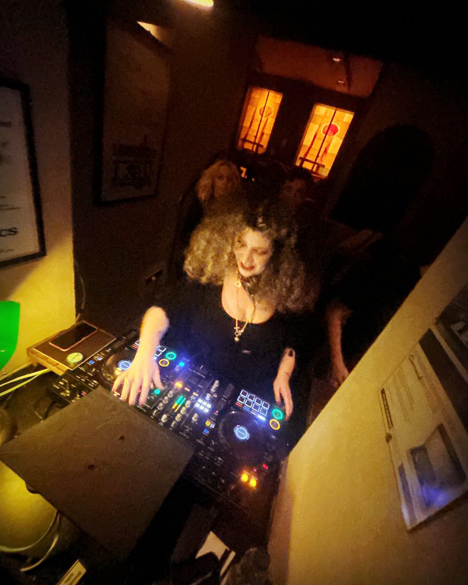 weekend tales with @themerveproject 🥂🎧#corridorist #weekendvibes #pera