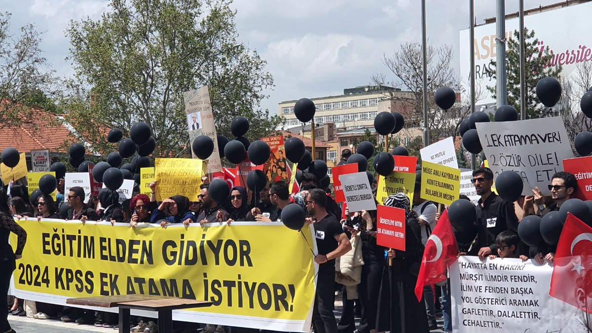 Öğretmenler ek atama talebiyle alanda 

Öğretmenler atama bekliyor, Ulas'ta seslerini duyuruyorlar.  

#EkAtama2024YineUlusta