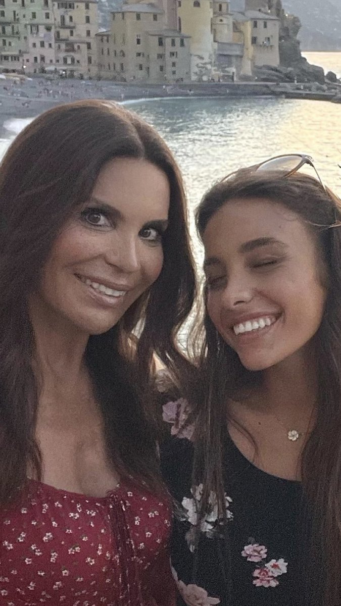 “Una mamma può affrontare il mondo intero con una mano, se con l’altra stringe quella di sua figlia.” 💞
Buona festa della Mamma a tutte le mamme del mondo, che siano figli propri, figli adottati,  figli acquisiti o figli pelosi. 😍

#festadellamamma