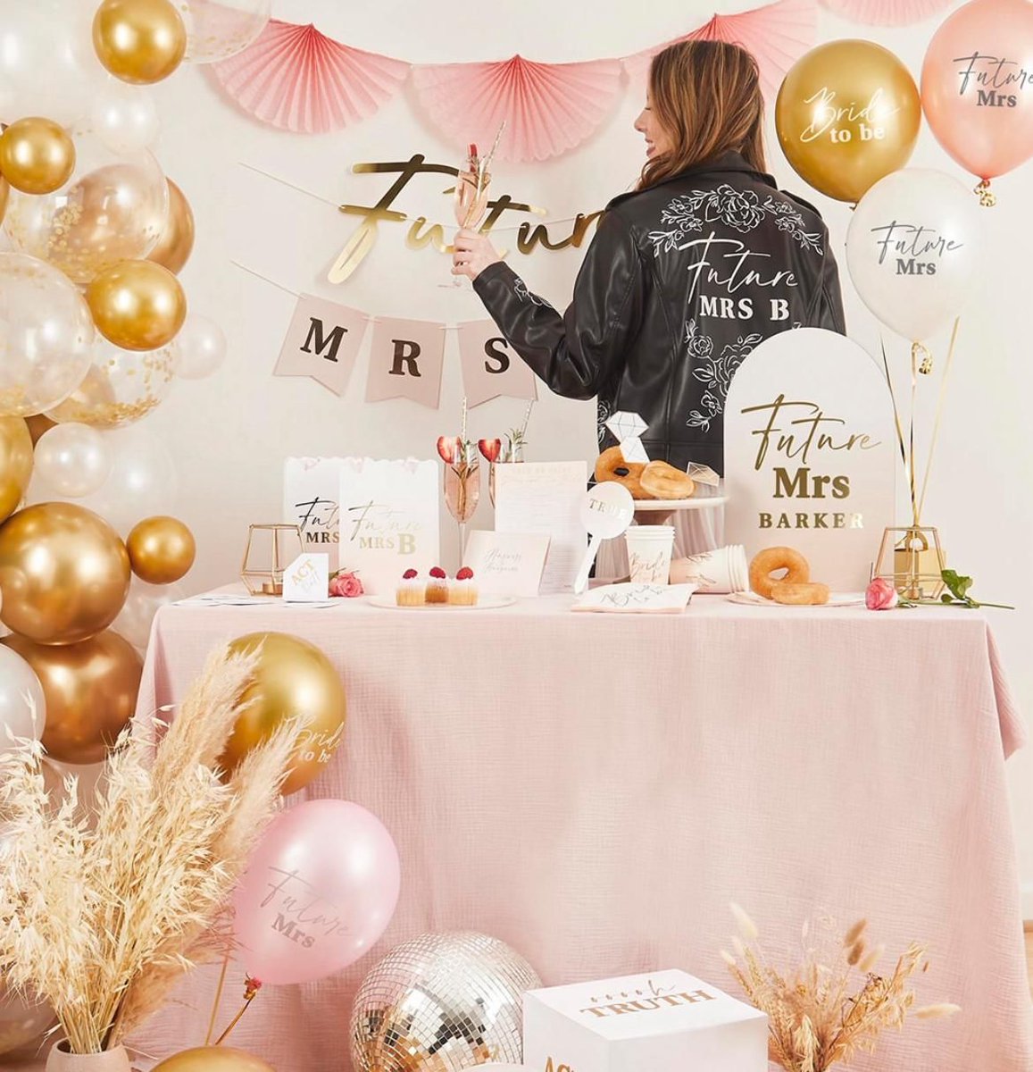 stratfordcentre's tweet image. Swipe to find your perfect party vibe 🎉

Find all the decorations you need for your parties at Card Factory 🌟
#StratfordCentre #Cardfactory #partydecorations