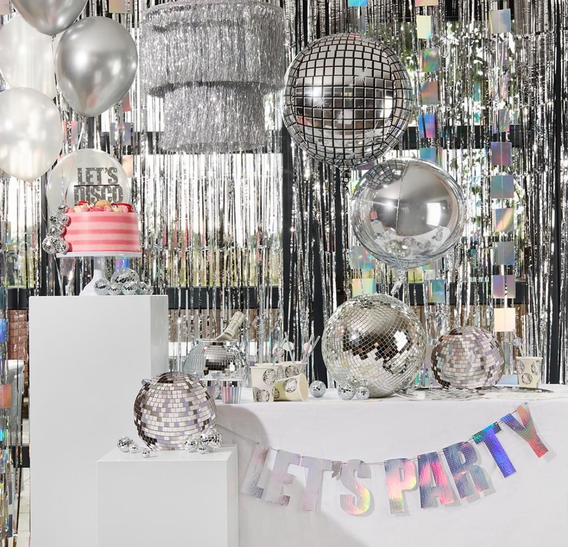 stratfordcentre's tweet image. Swipe to find your perfect party vibe 🎉

Find all the decorations you need for your parties at Card Factory 🌟
#StratfordCentre #Cardfactory #partydecorations