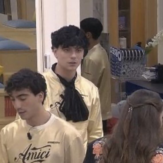 stesso sguardo disperato ma questa volta perché aveva appena perso il suo compagno di merende😭😭😭