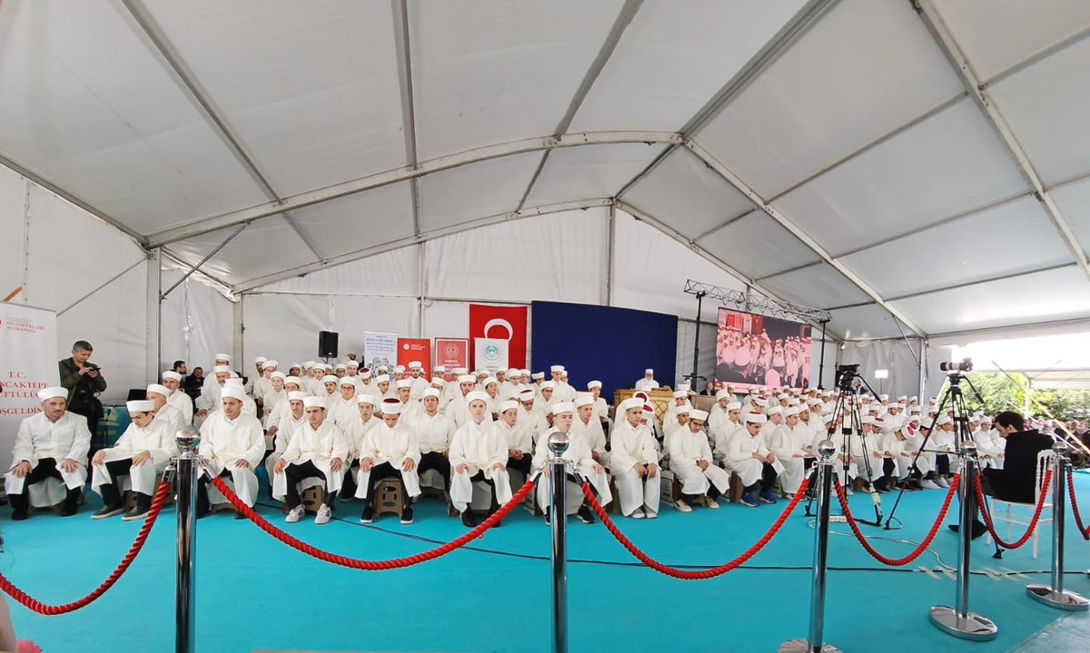 Musa Efendi Anadolu İmam Hatip Lisesi’nin düzenlediği hafızlık icazet merasimine katılım sağladık.

Başta emeği geçen hocalarımıza teşekkür ediyor, 138 genç hafızlarımızı gönülden tebrik ediyorum.