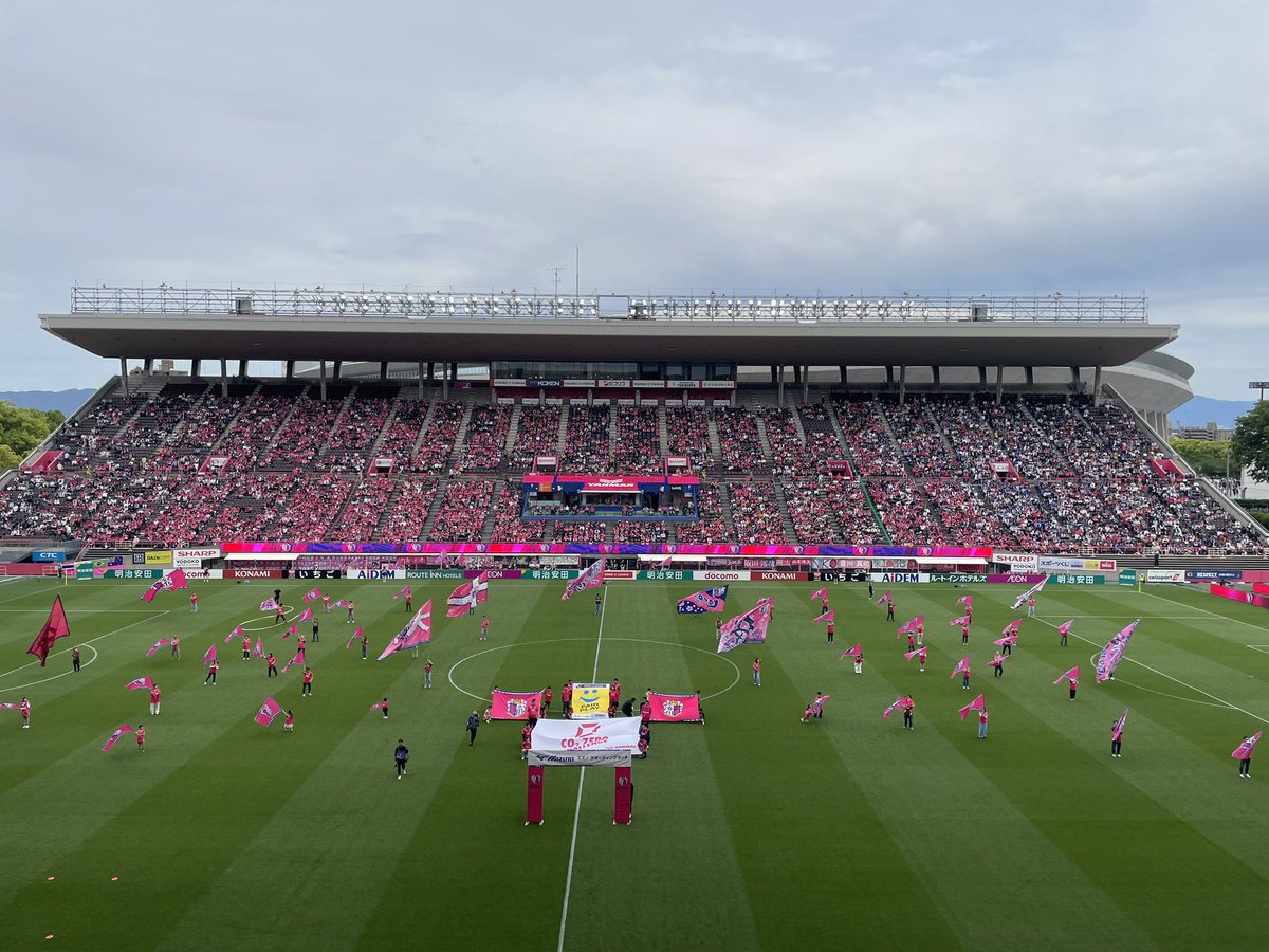 #Voetbal in #Japan. Zoals vandaag in #Osaka bij #Cerezo - #Marinos (1-1). Geen theatraal gedrag en negatieve agressiviteit binnen de lijnen. Geen getrek aan de arbiter, geen kluwen spelers om de scheidsrechter na een fluitsignaal. Negentig minuten gezang van beide groepen fans…
