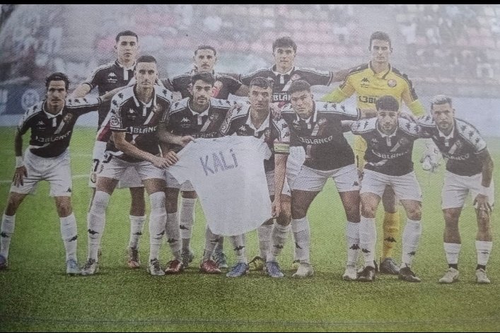 soiselvarea's tweet image. Detallazo de nuestros jugadores, antes del partido contra el Estepona, con el utillero del @arenas_club1909 , dep