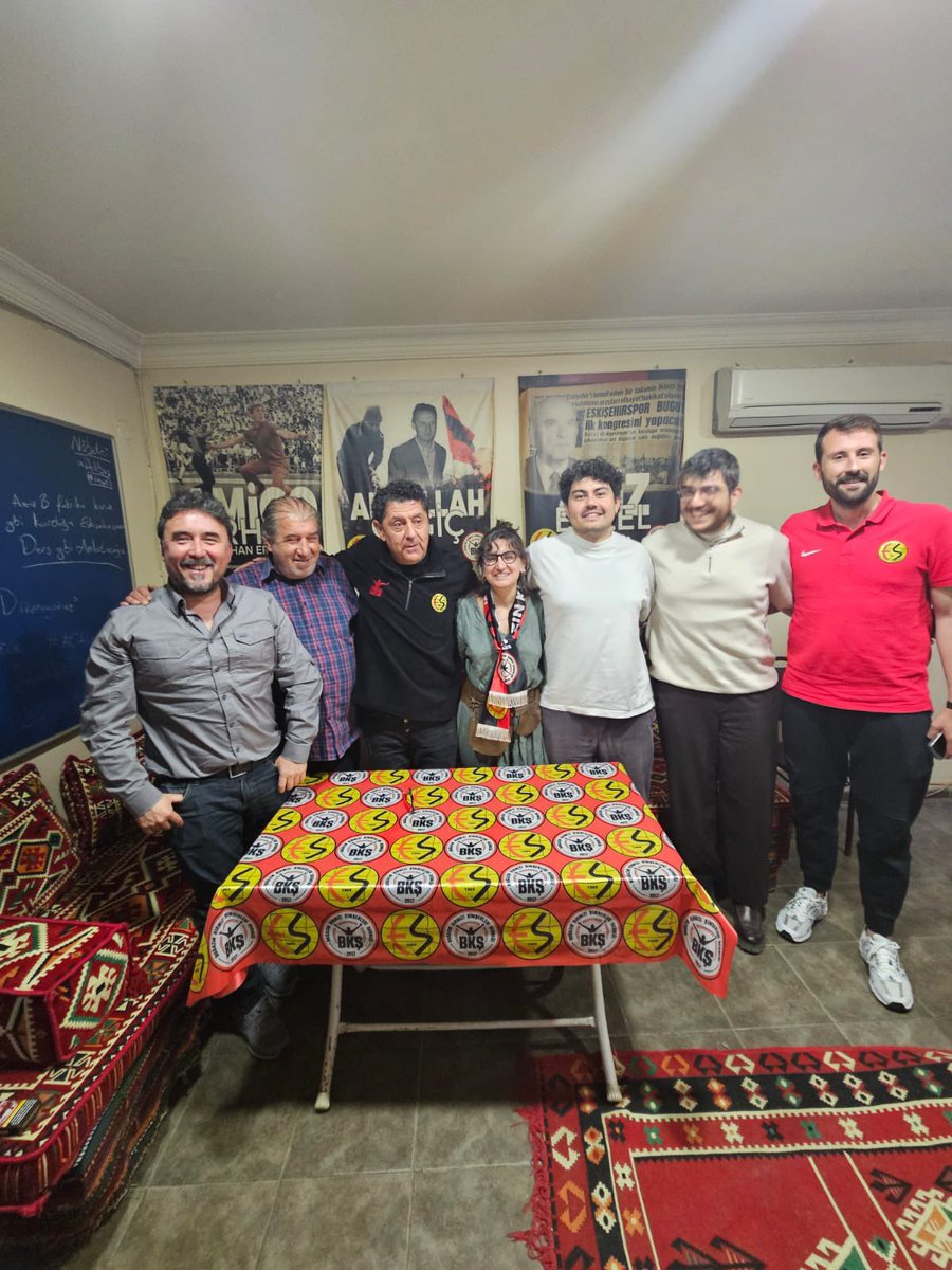 Yıllar süren küme düşme sürecimizin sonunda bizlere BAL'da şampiyonluk sevincini yaşatan takımımızın hocası sayın Ümit Metin Yıldız, derneğimizde bizleri ziyaret ederek onurlandırmıştır. Kendisine bu nazik ziyaretlerinden dolayı teşekkür ederiz.