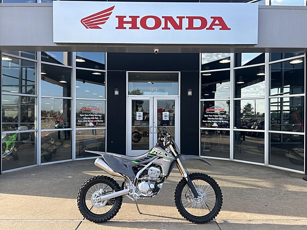 ShawneeHonda's tweet photo. 2025 Kawasaki KLX $3,099 https://t.co/H7fbhGUpvn https://t.co/N5X6RhITls