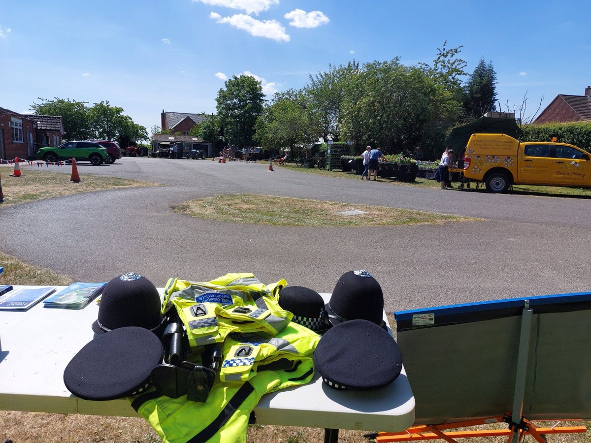 We're at the 🇬🇧 VE Day celebrations 🇬🇧 in North Scarle this afternoon (11/5/25). Lovely weather 😎 we'd love for you to come and see us. PCSO Sarah