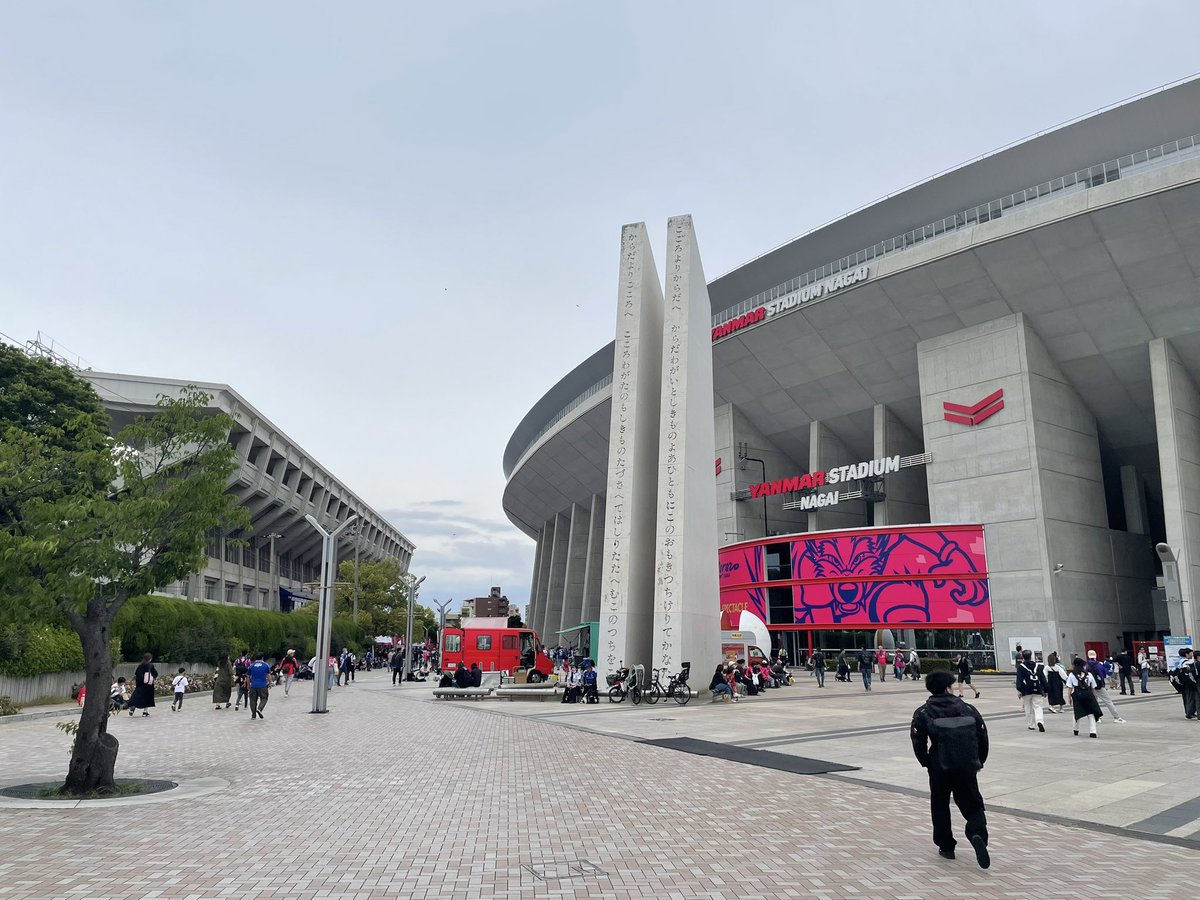 Het ene Yanmar Stadion is het andere niet… Van #Almere tot #Osaka (foto van vandaag). Yanmar is de clubsponsor van J-Leagueteam Cerezo, dat in het kleinere Yodoko Sakura Stadion ernaast voetbalt.  Tegen Marinos werd het vandaag 1-1.