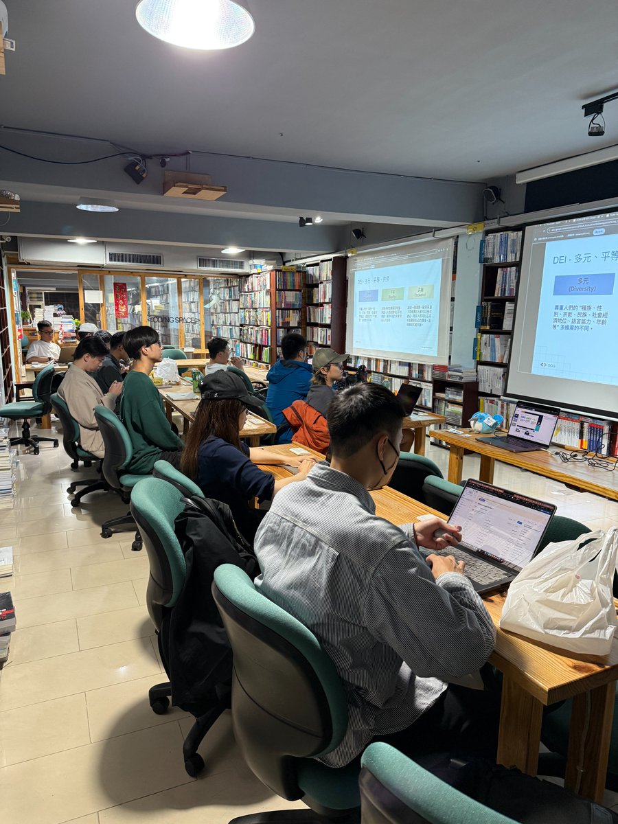 yiichenhi's tweet image. @FlutterTaipei Meetup #23 on 24 April 2025

1. Yii Chen - Flutter April Recap
2. Len - Flutter development x AI era: my practice and my views

Now, many native devs are starting to learn Flutter and use it to create their products.😊

Flutter is still rising in Chinese community!