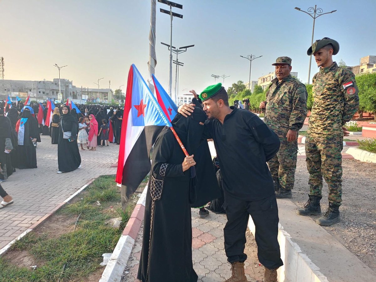 في عاصمة الجنوب العربي عدن قائدا فذا يقبل رأس مسنة أثناء مشاركتها في الوقفة الاحتجاجية النسوية التي أقيمت عصر الأمس تنديداً بتردي الأوضاع الخدمية والمعيشية في العاصمة #عدن.