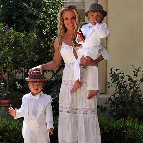 EmreAkn's tweet image. Happy Mother’s Day to one of the strongest moms out there! You deserve all the love today and always. @britneyspears ❣️