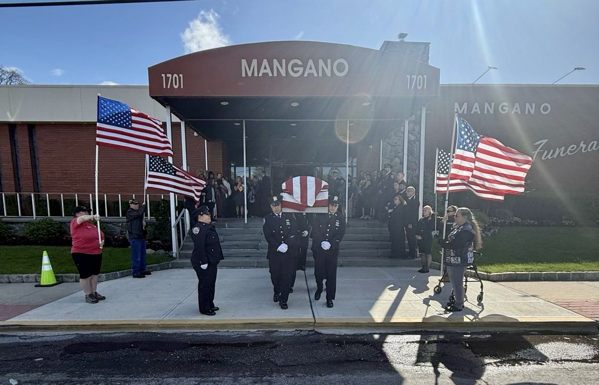 Detective Frank Agoglia retired in 1980 from the Career Criminal Squad and was a proud <a href="/USArmy/">U.S. Army</a> Veteran. 

Detective Agoglia’s family was presented with our department flag in his honor. 

May he rest in eternal peace.
#NeverForget 
<a href="/NYPDnews/">NYPD NEWS</a>