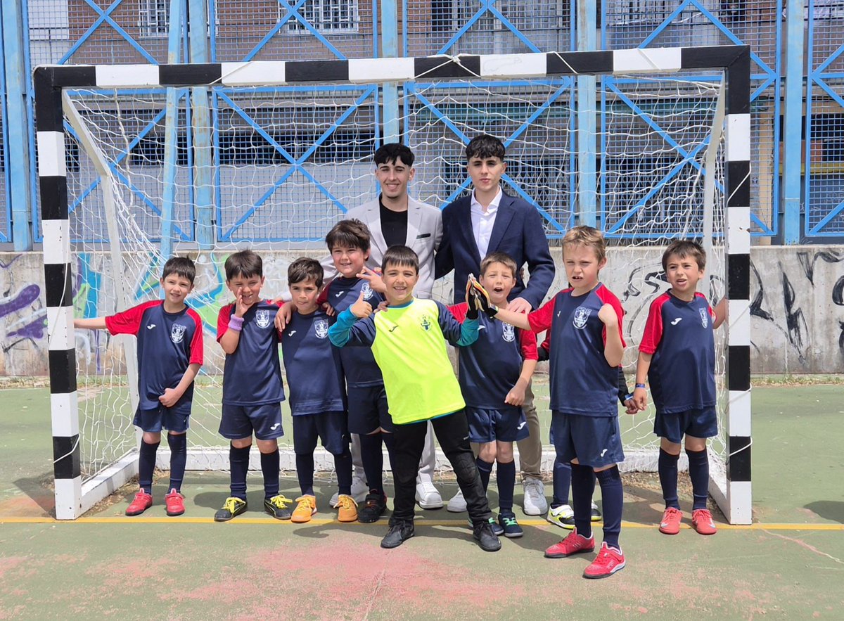En la jornada de ayer disfrutamos de varios encuentros de nuestros equipos de fútbol sala, comenzando por nuestros perebenjamines. 
Los más pequeñitos de la casa siguen dando muestras de su potencial.

¡Grandes!