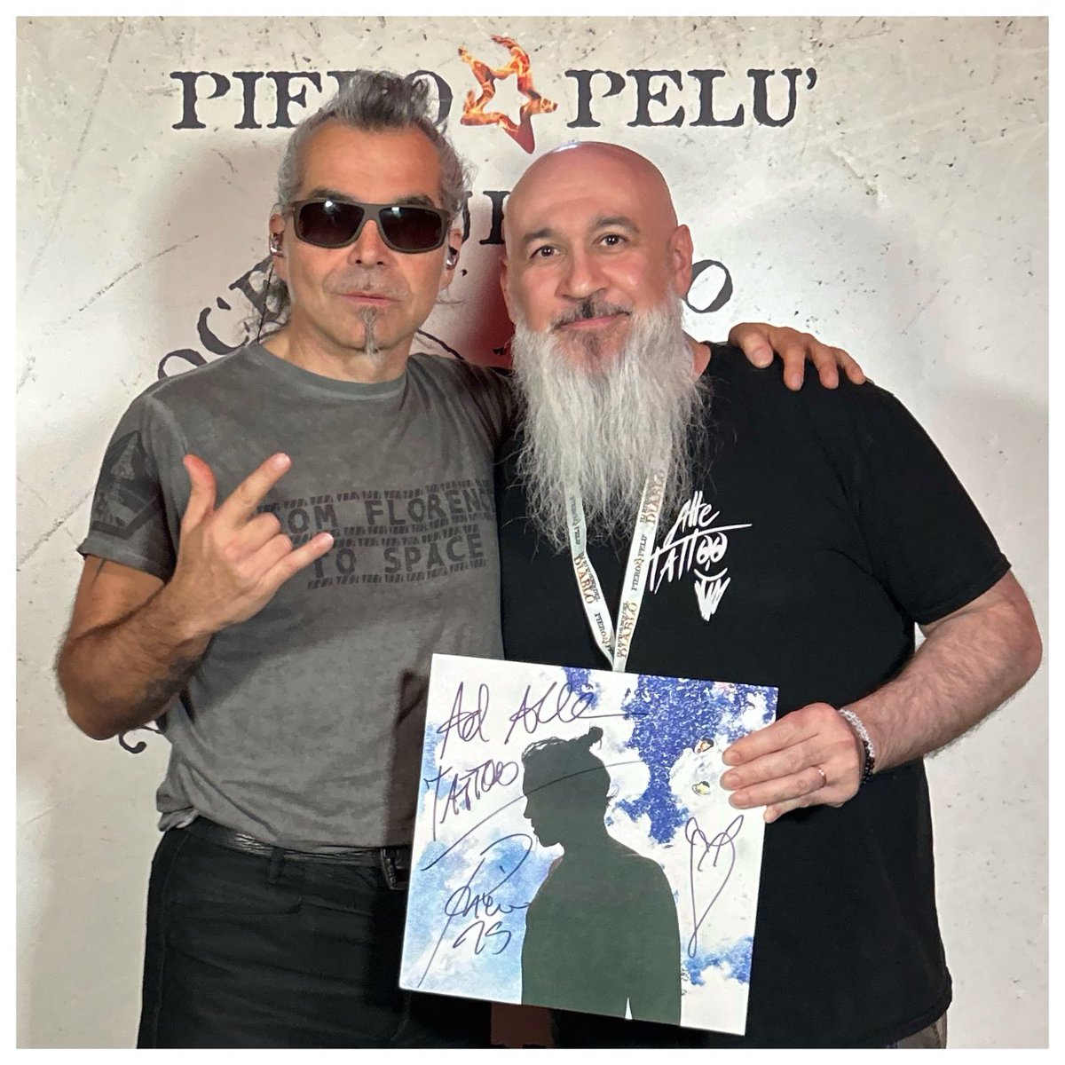AlleTattoo's tweet photo. Viva la musica 🎵 live 😈
Sempre spettacolare #pieropelu ❤️ non vedo l’ora di mettere altri 2 cimeli al @mat75. ovviamente nell’area #rock dove ci sono i #mostri sacri 🤟🏽
#alletattoo #tattoo #concerto #pieropelú #cantante #litfiba #mat75 #museodeltatuaggiolimidi https://t.co/ytWPkkvhha