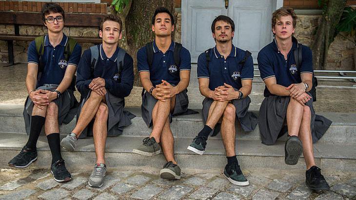 viniciusjsilva_'s tweet image. Essa malhação era o puro suco do quebrando tabu, tem um capítulo que os meninos vão de saia pra escola porque proibiram bermuda