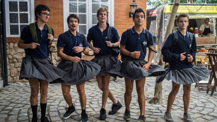 viniciusjsilva_'s tweet image. Essa malhação era o puro suco do quebrando tabu, tem um capítulo que os meninos vão de saia pra escola porque proibiram bermuda