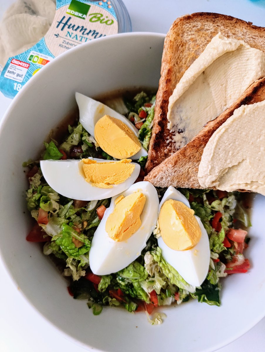 sozmedred's tweet image. Ich schwöre, nach dem Training bin ich immer wie ein ausgehungerter Superheld.  Dieser Salat rettet mir gerade den Abend! 🥗🍞🥚  Und danach rettet Shang-Chi die Welt (während ich Chips nebenbei nasche...  Balance ist wichtig, oder? 😉).  #FitFoodie #MarvelNerd…