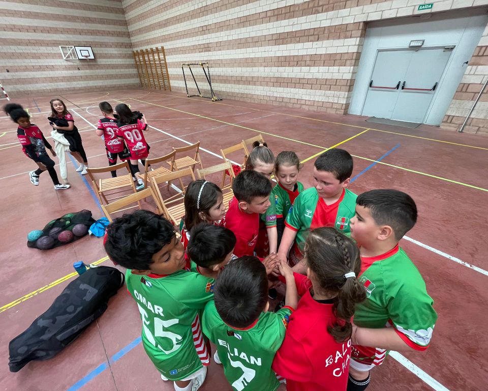 CB_ChapelaWeb's tweet image. Derradeiras xornadas do equipo prebenxamín nesta tempada. Desexamos que os nosos rapaces e rapazas, desfrutaran do balonmán tanto como nos deles. Norabóa a eles, e tamén pra os pais e nais de cada un deles, que tamén o merecen!! ❤💚
#imoschapela #vermelloeverde