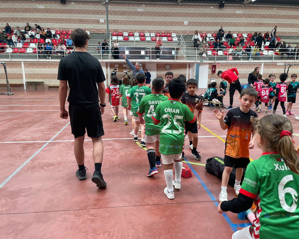 CB_ChapelaWeb's tweet image. Derradeiras xornadas do equipo prebenxamín nesta tempada. Desexamos que os nosos rapaces e rapazas, desfrutaran do balonmán tanto como nos deles. Norabóa a eles, e tamén pra os pais e nais de cada un deles, que tamén o merecen!! ❤💚
#imoschapela #vermelloeverde