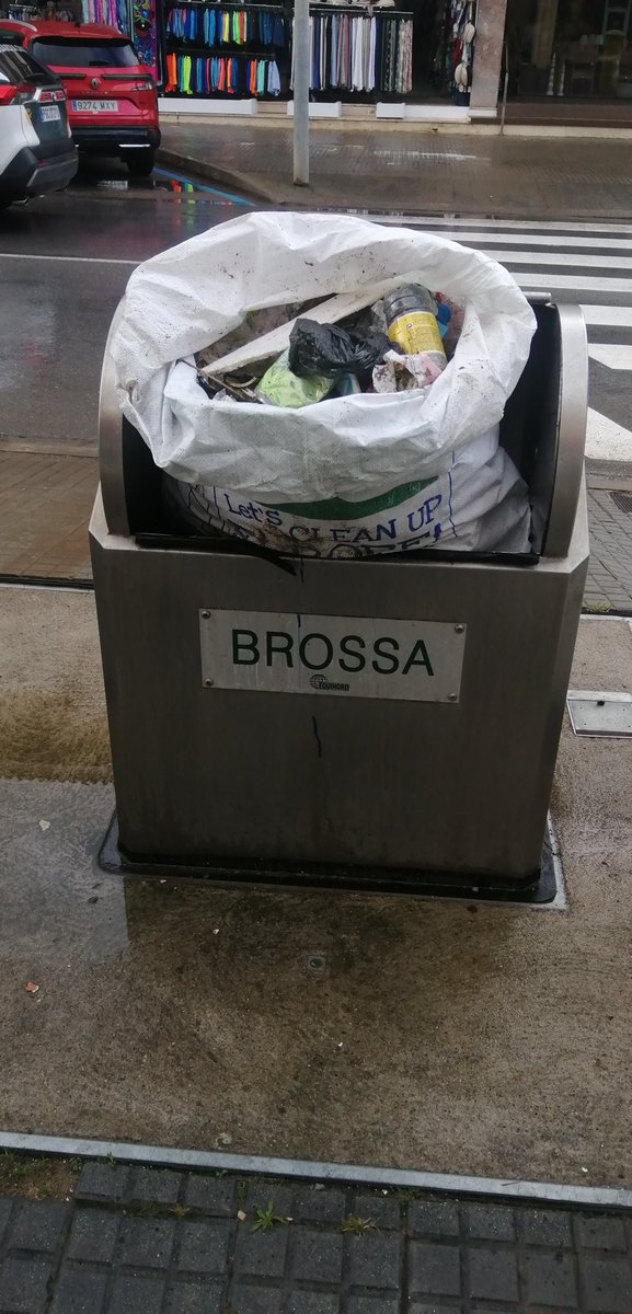 La convocatòria prevista per aquest dissabte al matí, com que a les 9 plovia l’hem aplaçat. 
A les 10h dos dels organitzadors hem anat a l’escultura del Petit Príncep, era el lloc de la trobada per si apareixia algú. No plovia en aquell moment hi hem netejat dos del Salabret.