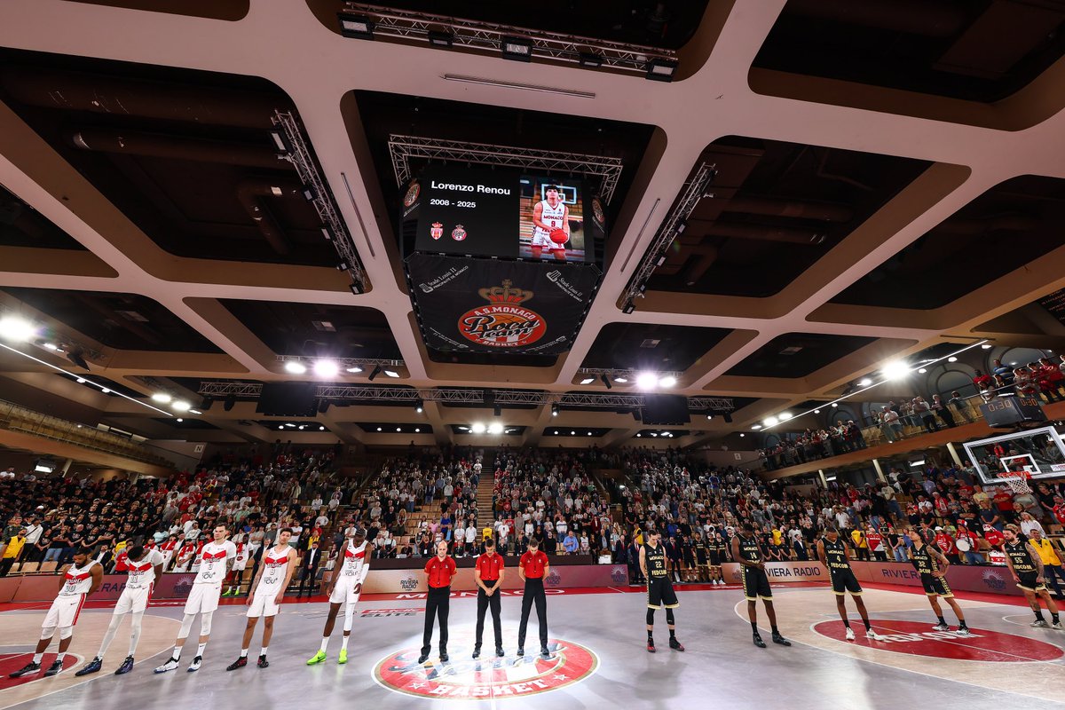 ASMonaco_Basket's tweet photo. Une minute de silence pleine d'émotion ce soir à Gaston Médecin, après le tragique accident qui touche notre équipe NM3 🕊

Toute la famille de l'AS Monaco Basket est réunie dans cette épreuve, nos pensées vont aux familles et aux proches ❤️🤍 https://t.co/mkp7krWLNf