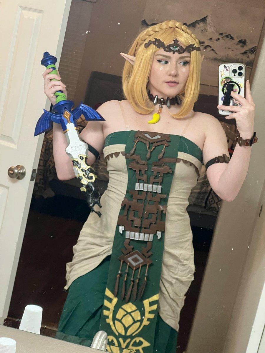 Surprise Zelda cosplay! Borrowed from my sister for her bday haha 🫶🏻 I might want to actually get my own now #Zelda #TearsoftheKindom #cosplayers #zeldacosplay