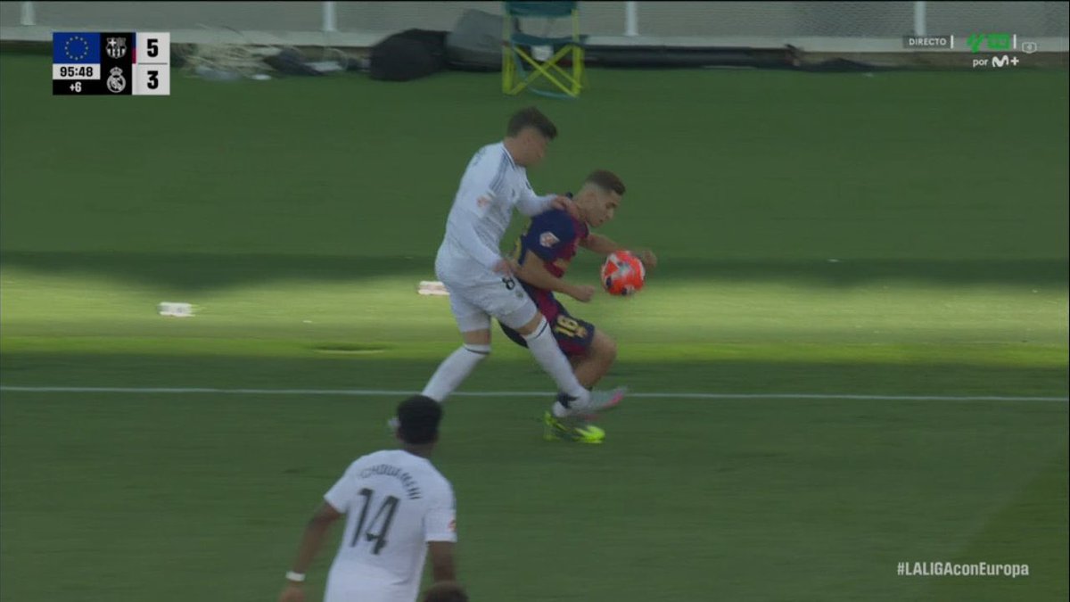 BarcaFRNews's tweet image. 🚨🚨ℹ️ Grave erreur du VAR dans le but refusé à Fermín López. La main du joueur n'est PAS conforme au point du règlement qui est d'être immédiate et, par conséquent, révisable. Il s’agit donc d’un but parfaitement LÉGAL. @ArchivoVAR 

😂😂😂😂