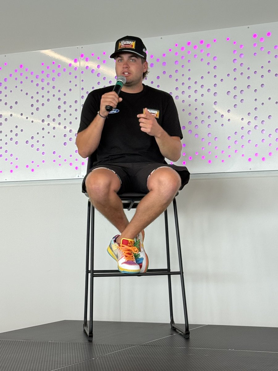 Jeff_Savage's tweet photo. @NoahGragson please tell me where I can pickup those shoes! @NASCAR @kansasspeedway @Team_FRM #AdventHealth400 https://t.co/XJttgvdRkt
