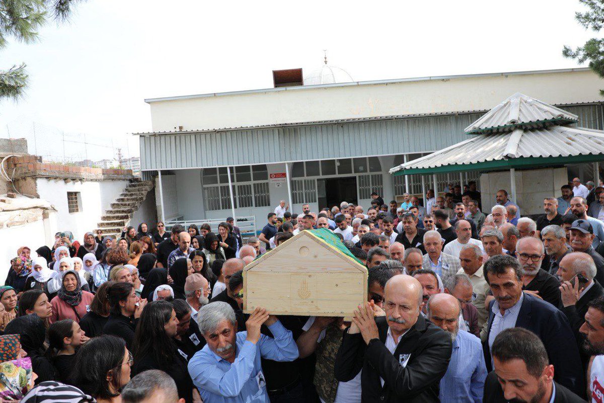 Eş Genel Başkanımız Tülay Hatimoğulları, geçirdiği kalp krizi sonucu hayatını kaybeden Batman İl Eş Başkanımız Mustafa Mesut Tekik’i son yolculuğuna uğurlamak için Batman’daydı. 

Mustafa Mesut Tekik yoldaşımız hayatını mücadeleye ve onurlu bir yaşama adadı. Biz de onun anısını