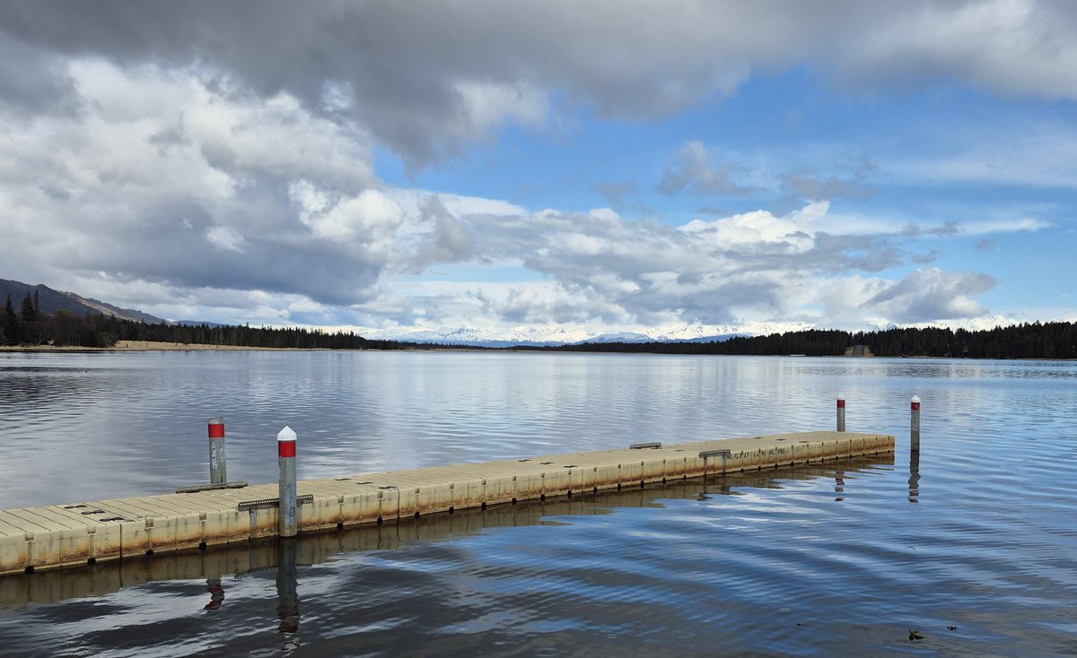 Nextdoor to my work is this little park bordering a lake.  The lake is used by the city airport as a runway during the spring and summer.  Look at that horizon 🏞️ I love Alaska ❤️