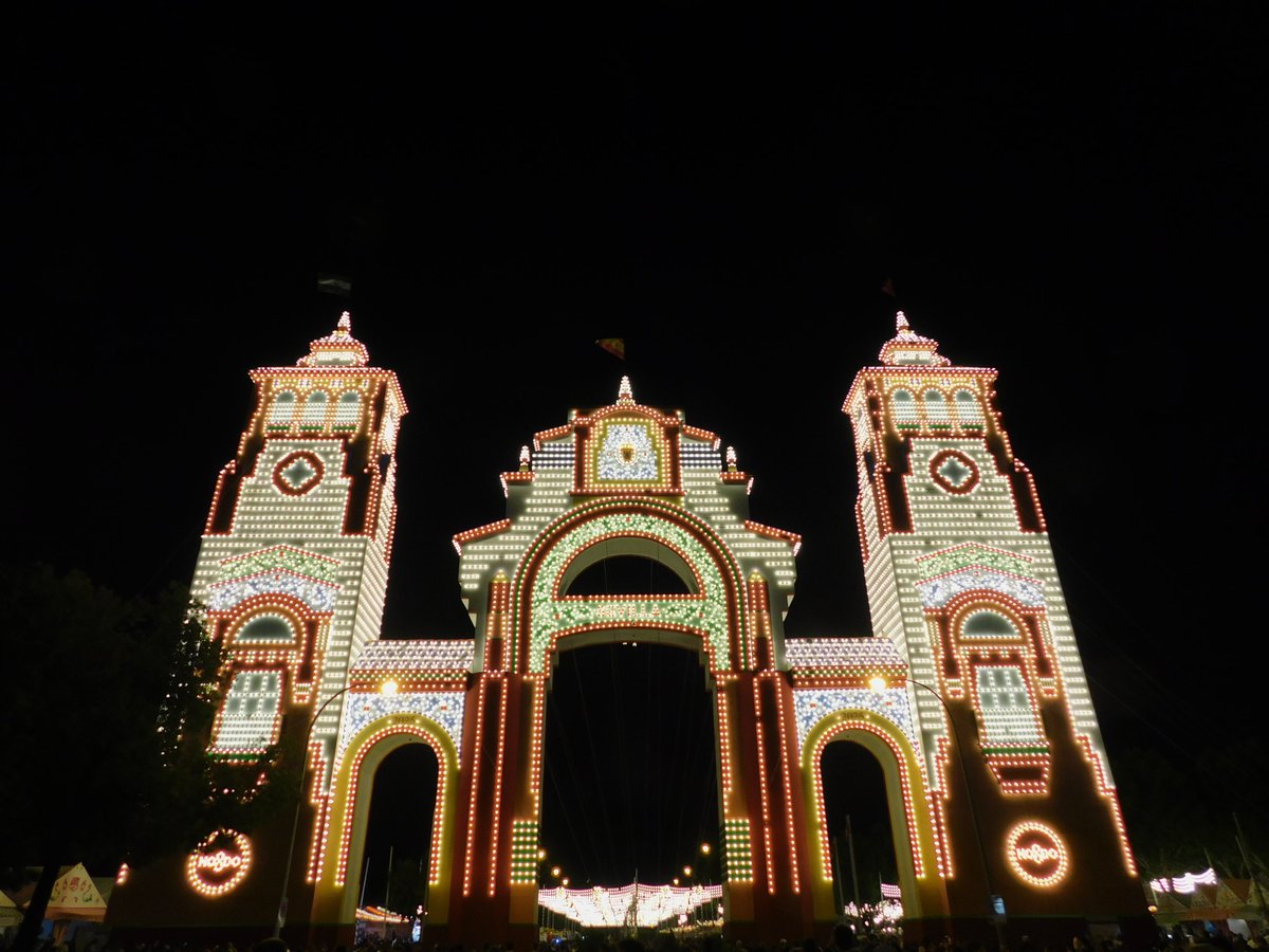 Las cosas.... el año que la Portada de la Feria es el Pabellón de Chile, hay un chileno que nos ha iluminado más que nunca a los Béticos....
Viva la Feria, viva el Betis...y viva Chile !!!
#FeriaSevilla25 #FeriadeAbril2025 
#Betis #BetisAlé